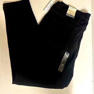 Style and company
Mild rise tummy control. Curvy fit
Curvy skinny leg